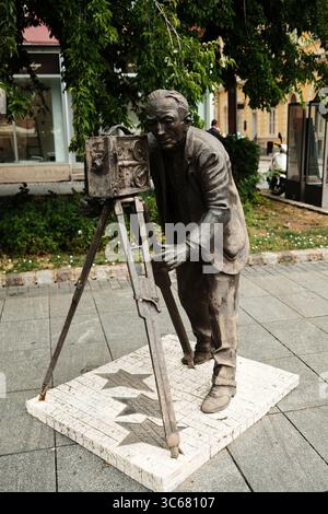Statua in bronzo di un cameraman d'epoca - Ernest Bosnjak. La scultura rende omaggio al cinema e alla fotografia, in un'affascinante zona pedonale del Foto Stock