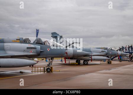 Hellenic Air Force Dassault Mirage 2000-5BG "555" e "507", Royal International Air Tattoo, RAF Fairford, Gloucestershire, Inghilterra, Regno Unito Foto Stock