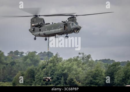 RAF Boeing Chinook HC6 "ZK553", Royal International Air Tattoo 2025, RAF Fairford, Gloucestershire, Inghilterra, Regno Unito Foto Stock
