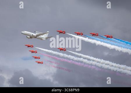 RAF Red Arrows e RAF Boeing Wedgetail AEW1 "WT001", Royal International Air Tattoo 2025, RAF Fairford, Gloucestershire, Inghilterra, Regno Unito Foto Stock