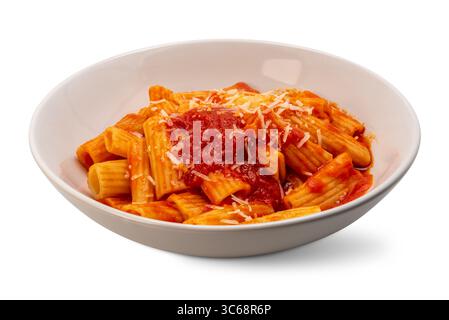 Rigatoni maccheroni con salsa di pomodoro e parmigiano grattugiato su un piatto bianco con percorso di ritaglio incluso. Foto Stock