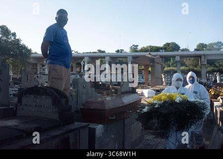 26 maggio 2020, Rio De Janeiro, Rio de Janeiro, Brasile: Maggio 27 - vittima di sepoltura del virus corona Covid19, lo studio Cemiterio do Caju, mostra il picco della pandemia di coronavirus a giugno e raccomanda il blocco in RJ secondo gli scienziati del Coppe / UFRJ, il modello di analisi stima 40.000 infettati da Covid-19 in RJ nella prima metà del mese, se non vengono adottate restrizioni più severe, lo Stato di Rio de Janeiro ha confermato 112 decessi in più per covid-19 e ha raggiunto questo martedì (26) 4.105 diagnosticati con la malattia. I dati fanno parte dello stato patrimoniale pubblicato oggi dallo Stato Death Foto Stock