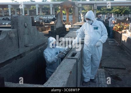26 maggio 2020, Rio De Janeiro, Rio de Janeiro, Brasile: Maggio 27 - vittima di sepoltura del virus corona Covid19, lo studio Cemiterio do Caju, mostra il picco della pandemia di coronavirus a giugno e raccomanda il blocco in RJ secondo gli scienziati del Coppe / UFRJ, il modello di analisi stima 40.000 infettati da Covid-19 in RJ nella prima metà del mese, se non vengono adottate restrizioni più severe, lo Stato di Rio de Janeiro ha confermato 112 decessi in più per covid-19 e ha raggiunto questo martedì (26) 4.105 diagnosticati con la malattia. I dati fanno parte dello stato patrimoniale pubblicato oggi dallo Stato Death Foto Stock