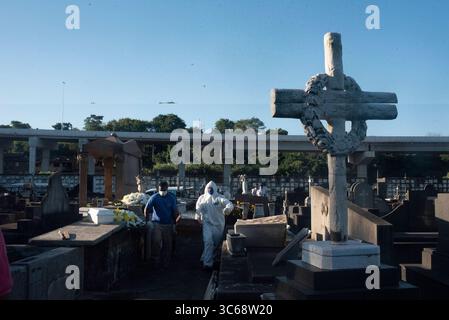 26 maggio 2020, Rio De Janeiro, Rio de Janeiro, Brasile: Maggio 27 - vittima di sepoltura del virus corona Covid19, lo studio Cemiterio do Caju, mostra il picco della pandemia di coronavirus a giugno e raccomanda il blocco in RJ secondo gli scienziati del Coppe / UFRJ, il modello di analisi stima 40.000 infettati da Covid-19 in RJ nella prima metà del mese, se non vengono adottate restrizioni più severe, lo Stato di Rio de Janeiro ha confermato 112 decessi in più per covid-19 e ha raggiunto questo martedì (26) 4.105 diagnosticati con la malattia. I dati fanno parte dello stato patrimoniale pubblicato oggi dallo Stato Death Foto Stock