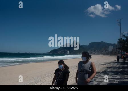 26 maggio 2020, Rio De Janeiro, Rio de Janeiro, Brasile: 27 maggio - le persone ignorano l'isolamento sociale decretato dal governo statale, e cammina lungo la spiaggia di Ipanema durante la quarantena del virus corona, Covid19, lo studio punta al picco della pandemia di coronavirus a giugno e raccomanda il blocco in RJ secondo gli scienziati del Coppe / UFRJ, il modello di analisi stima 40.000 infettati da Covid-19 in RJ nella prima metà del mese, se non vengono adottate restrizioni più severe, lo Stato di Rio de Janeiro ha confermato 112 decessi in più da covid-19 e ha raggiunto questo martedì (26) 4.105 diagnosticati con la malattia Foto Stock