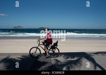 26 maggio 2020, Rio De Janeiro, Rio de Janeiro, Brasile: 27 maggio - le persone ignorano l'isolamento sociale decretato dal governo statale, e cammina lungo la spiaggia di Ipanema durante la quarantena del virus corona, Covid19, lo studio punta al picco della pandemia di coronavirus a giugno e raccomanda il blocco in RJ secondo gli scienziati del Coppe / UFRJ, il modello di analisi stima 40.000 infettati da Covid-19 in RJ nella prima metà del mese, se non vengono adottate restrizioni più severe, lo Stato di Rio de Janeiro ha confermato 112 decessi in più da covid-19 e ha raggiunto questo martedì (26) 4.105 diagnosticati con la malattia Foto Stock