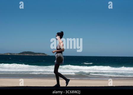 26 maggio 2020, Rio De Janeiro, Rio de Janeiro, Brasile: 27 maggio - le persone ignorano l'isolamento sociale decretato dal governo statale, e cammina lungo la spiaggia di Ipanema durante la quarantena del virus corona, Covid19, lo studio punta al picco della pandemia di coronavirus a giugno e raccomanda il blocco in RJ secondo gli scienziati del Coppe / UFRJ, il modello di analisi stima 40.000 infettati da Covid-19 in RJ nella prima metà del mese, se non vengono adottate restrizioni più severe, lo Stato di Rio de Janeiro ha confermato 112 decessi in più da covid-19 e ha raggiunto questo martedì (26) 4.105 diagnosticati con la malattia Foto Stock
