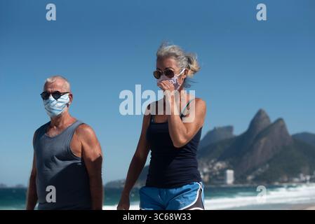 26 maggio 2020, Rio De Janeiro, Rio de Janeiro, Brasile: 27 maggio - le persone ignorano l'isolamento sociale decretato dal governo statale, e cammina lungo la spiaggia di Ipanema durante la quarantena del virus corona, Covid19, lo studio punta al picco della pandemia di coronavirus a giugno e raccomanda il blocco in RJ secondo gli scienziati del Coppe / UFRJ, il modello di analisi stima 40.000 infettati da Covid-19 in RJ nella prima metà del mese, se non vengono adottate restrizioni più severe, lo Stato di Rio de Janeiro ha confermato 112 decessi in più da covid-19 e ha raggiunto questo martedì (26) 4.105 diagnosticati con la malattia Foto Stock