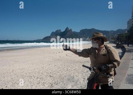 26 maggio 2020, Rio De Janeiro, Rio de Janeiro, Brasile: 27 maggio - le persone ignorano l'isolamento sociale decretato dal governo statale, e cammina lungo la spiaggia di Ipanema durante la quarantena del virus corona, Covid19, lo studio punta al picco della pandemia di coronavirus a giugno e raccomanda il blocco in RJ secondo gli scienziati del Coppe / UFRJ, il modello di analisi stima 40.000 infettati da Covid-19 in RJ nella prima metà del mese, se non vengono adottate restrizioni più severe, lo Stato di Rio de Janeiro ha confermato 112 decessi in più da covid-19 e ha raggiunto questo martedì (26) 4.105 diagnosticati con la malattia Foto Stock