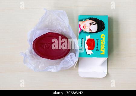 Sapone e confezione di glicerina trasparente Cosco, su sfondo in legno. Vista dall'alto. Kishoreganj, Bangladesh. 4 novembre 2024. Foto Stock