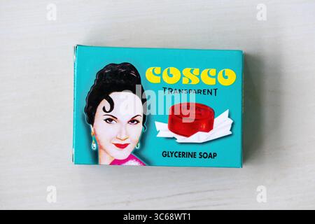 Pacchetto Cosco trasparente con sapone di glicerina su fondo in legno. Vista dall'alto. Kishoreganj, Bangladesh. 4 novembre 2024. Foto Stock