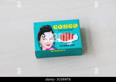 Pacchetto Cosco trasparente con sapone di glicerina su fondo in legno. Kishoreganj, Bangladesh. 4 novembre 2024. Foto Stock