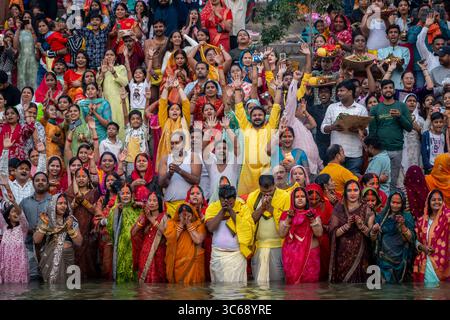 Rituali durante Chhath Puja, Varanasi, India Foto Stock