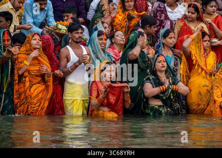 Rituali durante Chhath Puja, Varanasi, India Foto Stock