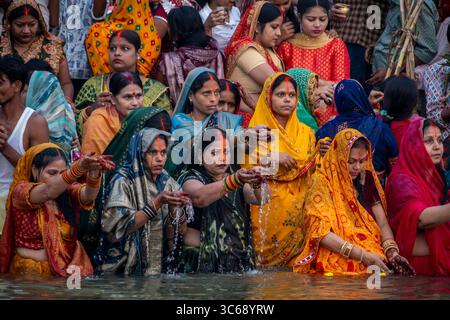 Rituali durante Chhath Puja, Varanasi, India Foto Stock