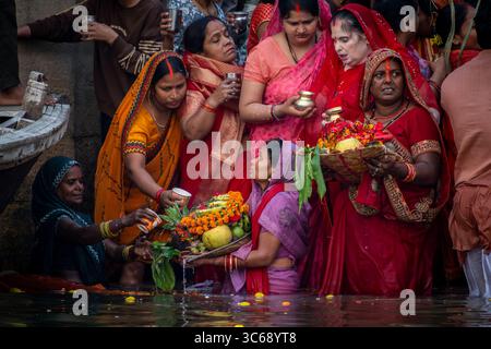 Rituali durante Chhath Puja, Varanasi, India Foto Stock