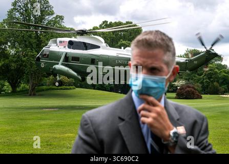 27 maggio 2020, Washington, District of Columbia, USA: Un agente dei servizi segreti indossa una maschera mentre guarda il presidente Donald Trump e la First Lady Melania Trump lasciare la Casa Bianca a Washington DC mercoledì 27 maggio 2020. Il presidente Trump e la First Lady si recano al Kennedy Space Center della NASA per assistere al lancio della missione SpaceX 2. .Credito: Kevin Dietsch / Pool via CNP (immagine di credito: © Kevin Dietsch/CNP via ZUMA Wire) Foto Stock