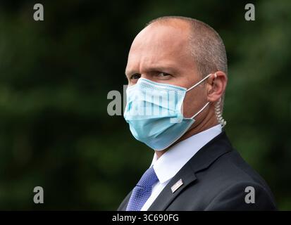 27 maggio 2020, Washington, District of Columbia, USA: Un agente dei servizi segreti indossa una maschera mentre guarda il presidente Donald Trump e la First Lady Melania Trump lasciare la Casa Bianca a Washington DC mercoledì 27 maggio 2020. Il presidente Trump e la First Lady si recano al Kennedy Space Center della NASA per assistere al lancio della missione SpaceX 2. .Credito: Kevin Dietsch / Pool via CNP (immagine di credito: © Kevin Dietsch/CNP via ZUMA Wire) Foto Stock