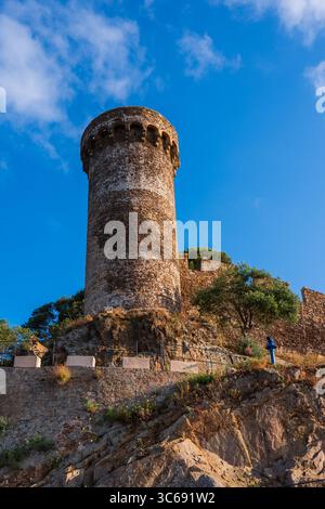 Vista delle mura fortificate dell'iconico castello del XII secolo, Tossa de Mar, Girona, Spagna Foto Stock