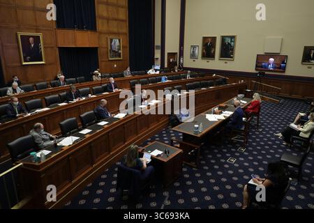28 maggio 2020, Washington, District of Columbia, USA: i membri della Commissione per l'istruzione e il lavoro della camera degli Stati Uniti sono seduti a più di sei piedi di distanza mentre praticano il distanziamento sociale per ridurre la possibilità di trasmettere il coronavirus mentre ascoltano la testimonianza del vice segretario principale dell'amministrazione per la sicurezza sul lavoro e la salute Loren Sweatt e il direttore del National Institute for Occupational Safety and Health John Howard sul ruolo del governo federale nella protezione dei lavoratori durante la pandemia a Capitol Hill 28 maggio 2020 a Washington, DC. più di 62.000 assistenza sanitaria Foto Stock