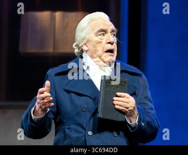 Edimburgo, Scozia, Regno Unito. 31 luglio 2025. Anteprima di Brian Cox con protagonista in Make IT Happen, al Festival Theatre, una satira basata sulle crisi finanziarie che hanno affrontato la Royal Bank of Scotland, Cox interpreta Adam Smith, il fantasma del passato fiscale. La produzione è del National Theatre of Scotland, dell'Edinburgh International Festival e del Dundee Rep Theatre. Fig.; Brian Cox. Credito; Iain Masterton/Alamy Live News Foto Stock