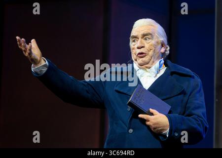 Edimburgo, Scozia, Regno Unito. 31 luglio 2025. Anteprima di Brian Cox con protagonista in Make IT Happen, al Festival Theatre, una satira basata sulle crisi finanziarie che hanno affrontato la Royal Bank of Scotland, Cox interpreta Adam Smith, il fantasma del passato fiscale. La produzione è del National Theatre of Scotland, dell'Edinburgh International Festival e del Dundee Rep Theatre. Fig.; Brian Cox. Credito; Iain Masterton/Alamy Live News Foto Stock
