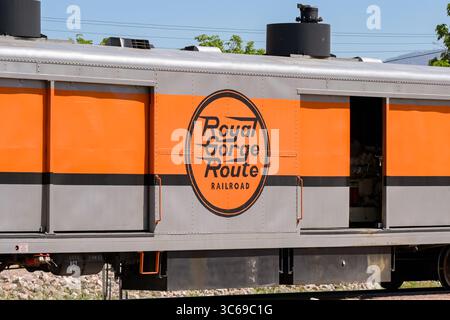 Canon City, Colorado, USA - 22 maggio 2025: Vista laterale di un carro coperto su un treno sulla Royal Gorge Route Railroad. Foto Stock