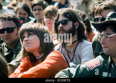 1970, Philadelphia, Pennsylvania, USA: L'attrice JANE FONDA partecipa al rally Vietnam Veterans Against the War (VVAW) al Fairmount Park di Filadelfia, Labor Day, 1970. JOHN KERRY, un membro del VVAW, siede tre file dietro fonda. (Immagine di credito: © Leif SkoogforsZUMA Wire) Foto Stock