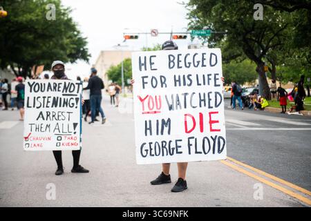 31 maggio 2020: Centinaia di manifestanti si riuniscono pacificamente al campidoglio di Austin per chiedere giustizia per la morte di George Floyd e Mike Ramos. (Immagine di credito: © Sandy Carson/ZUMA Wire) Foto Stock
