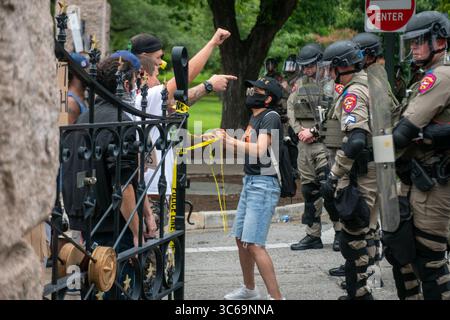 31 maggio 2020: Centinaia di manifestanti si sono riuniti al campidoglio di Austin per chiedere giustizia per la morte di George Floyd e Mike Ramos. (Immagine di credito: © Sandy Carson/ZUMA Wire) Foto Stock