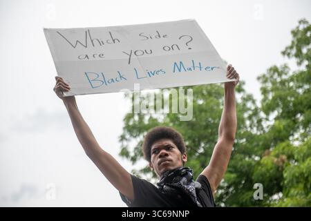 31 maggio 2020: Centinaia di manifestanti si riuniscono pacificamente al campidoglio di Austin per chiedere giustizia per la morte di George Floyd e Mike Ramos. (Immagine di credito: © Sandy Carson/ZUMA Wire) Foto Stock