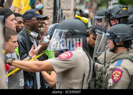 31 maggio 2020: Centinaia di manifestanti si sono riuniti al campidoglio di Austin per chiedere giustizia per la morte di George Floyd e Mike Ramos. (Immagine di credito: © Sandy Carson/ZUMA Wire) Foto Stock