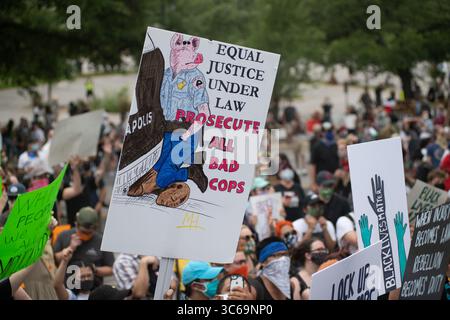 31 maggio 2020: Centinaia di manifestanti si riuniscono pacificamente al campidoglio di Austin per chiedere giustizia per la morte di George Floyd e Mike Ramos. (Immagine di credito: © Sandy Carson/ZUMA Wire) Foto Stock