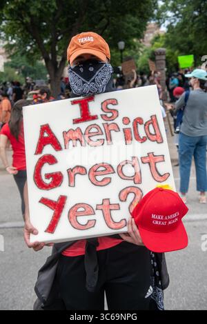 31 maggio 2020: Centinaia di manifestanti si riuniscono pacificamente al campidoglio di Austin per chiedere giustizia per la morte di George Floyd e Mike Ramos. (Immagine di credito: © Sandy Carson/ZUMA Wire) Foto Stock