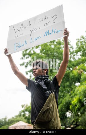 31 maggio 2020: Centinaia di manifestanti si riuniscono pacificamente al campidoglio di Austin per chiedere giustizia per la morte di George Floyd e Mike Ramos. (Immagine di credito: © Sandy Carson/ZUMA Wire) Foto Stock