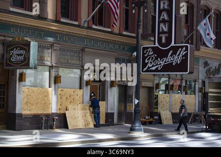 31 maggio 2020, Chicago, Illinois, Stati Uniti: Il ristorante Berghoff è abbordato domenica 31 maggio 2020, la mattina dopo le proteste che hanno portato alla distruzione diffusa nel centro di Chicago. (Immagine di credito: © TNS via cavo ZUMA) Foto Stock