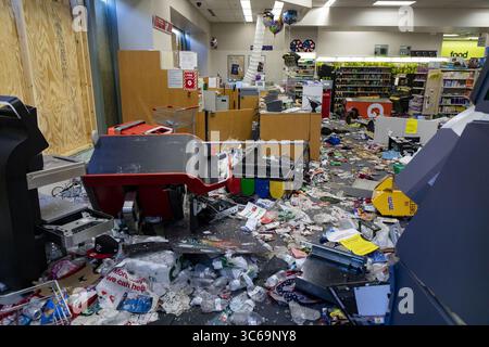 31 maggio 2020, Chicago, Illinois, USA: Un saccheggiato CVS a River North domenica 31 maggio 2020, la mattina dopo le proteste che portarono alla distruzione diffusa nel centro di Chicago. (Immagine di credito: © TNS via cavo ZUMA) Foto Stock