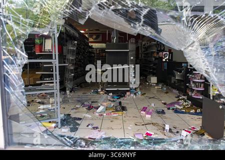 31 maggio 2020, Chicago, Illinois, USA: Un negozio di trucco saccheggiato a River North domenica 31 maggio 2020, la mattina dopo le proteste che portarono alla distruzione diffusa nel centro di Chicago. (Immagine di credito: © TNS via cavo ZUMA) Foto Stock