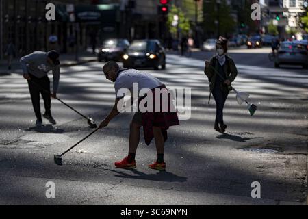31 maggio 2020, Chicago, Illinois, USA: I volontari spazzano vetri rotti nel River North domenica 31 maggio 2020, la mattina dopo che le proteste hanno portato alla distruzione diffusa nel centro di Chicago. (Immagine di credito: © TNS via cavo ZUMA) Foto Stock