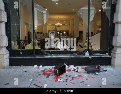 31 maggio 2020, Chicago, Illinois, Stati Uniti: Windows at Macy's in State Street sono distrutti dopo una notte di proteste e violenze a Chicago domenica 31 maggio 2020. (Immagine di credito: © TNS via cavo ZUMA) Foto Stock