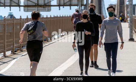 31 maggio 2020, New York, New York, Stati Uniti: PONTE DI BROOKLYN. Il governatore Cuomo ha detto che si aspettava che la città rispettasse diversi parametri che avrebbero permesso a milioni di residenti di iniziare a godere di una vita normale l'8 giugno. I negozi al dettaglio apriranno per il ritiro e la costruzione e la produzione riprenderanno, tutto parte di una fase iniziale che potrebbe riportare 400.000 newyorkesi al lavoro. I decessi per virus corona sono scesi a sole decine al giorno, invece dei 750 al giorno di aprile, e il numero di pazienti in terapia intensiva negli ospedali pubblici è diminuito di oltre la metà. (Immagine di credito: © John Marshall Mantel/ZUMA Foto Stock