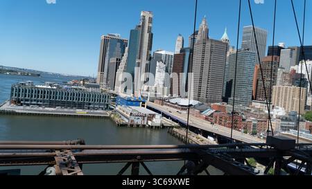 31 maggio 2020, New York, New York, Stati Uniti: Skyline del centro di Manhattan visto dal ponte di Brooklyn. Il governatore Cuomo ha detto che si aspettava che la città rispettasse diversi parametri che avrebbero permesso a milioni di residenti di iniziare a godere di una vita normale l'8 giugno. I negozi al dettaglio apriranno per il ritiro e la costruzione e la produzione riprenderanno, tutto parte di una fase iniziale che potrebbe riportare 400.000 newyorkesi al lavoro. I decessi per virus corona sono scesi a sole decine al giorno, invece dei 750 al giorno di aprile, e il numero di pazienti in terapia intensiva negli ospedali pubblici è diminuito di oltre la metà. (Cred Foto Stock