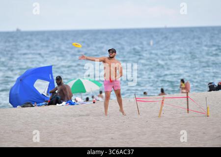 1 giugno 2020, Fort Lauderdale, Florida, Stati Uniti d'America: FORT LAUDERDALE, FL - 01 GIUGNO: Le spiagge sono vuote anche dopo 3 mesi di isolamento a causa della Covid19 a causa dei disordini a Fort Lauderdale in risposta alla recente morte di George Floyd il 1 giugno 2020 a Fort Lauderdale, Florida..People: People on Beach (Credit Image: © SMG via ZUMA Wire) Foto Stock