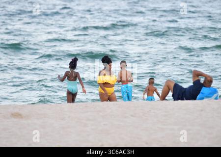 1 giugno 2020, Fort Lauderdale, Florida, Stati Uniti d'America: FORT LAUDERDALE, FL - 01 GIUGNO: Le spiagge sono vuote anche dopo 3 mesi di isolamento a causa della Covid19 a causa dei disordini a Fort Lauderdale in risposta alla recente morte di George Floyd il 1 giugno 2020 a Fort Lauderdale, Florida..People: People on Beach (Credit Image: © SMG via ZUMA Wire) Foto Stock