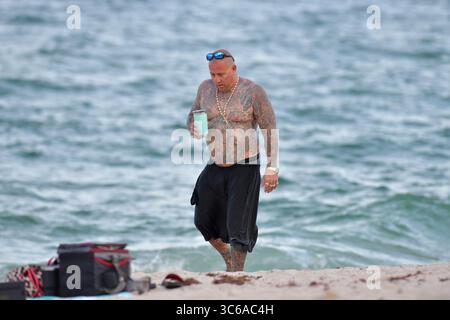 1 giugno 2020, Fort Lauderdale, Florida, Stati Uniti d'America: FORT LAUDERDALE, FL - 01 GIUGNO: Le spiagge sono vuote anche dopo 3 mesi di isolamento a causa della Covid19 a causa dei disordini a Fort Lauderdale in risposta alla recente morte di George Floyd il 1 giugno 2020 a Fort Lauderdale, Florida..People: People on Beach (Credit Image: © SMG via ZUMA Wire) Foto Stock