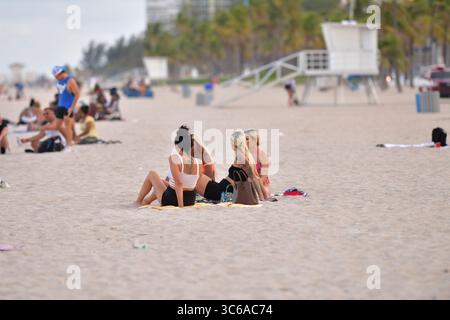 1 giugno 2020, Fort Lauderdale, Florida, Stati Uniti d'America: FORT LAUDERDALE, FL - 01 GIUGNO: Le spiagge sono vuote anche dopo 3 mesi di isolamento a causa della Covid19 a causa dei disordini a Fort Lauderdale in risposta alla recente morte di George Floyd il 1 giugno 2020 a Fort Lauderdale, Florida..People: People on Beach (Credit Image: © SMG via ZUMA Wire) Foto Stock