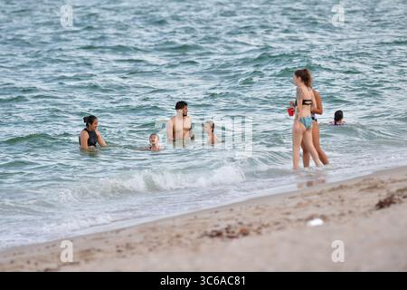 1 giugno 2020, Fort Lauderdale, Florida, Stati Uniti d'America: FORT LAUDERDALE, FL - 01 GIUGNO: Le spiagge sono vuote anche dopo 3 mesi di isolamento a causa della Covid19 a causa dei disordini a Fort Lauderdale in risposta alla recente morte di George Floyd il 1 giugno 2020 a Fort Lauderdale, Florida..People: People on Beach (Credit Image: © SMG via ZUMA Wire) Foto Stock