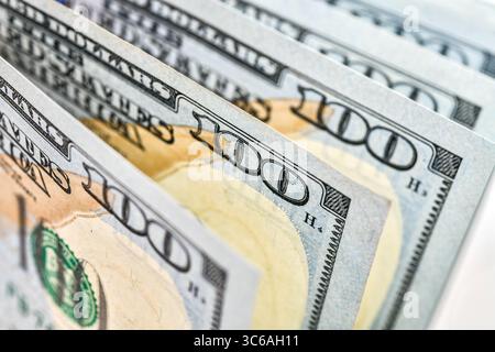 Sfondo di banconote in dollari USA. Un mucchio di soldi americani. Banconote da cento dollari Foto Stock
