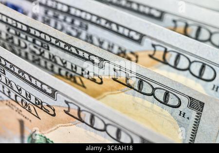 Sfondo di banconote in dollari USA. Un mucchio di soldi americani. Banconote da cento dollari Foto Stock