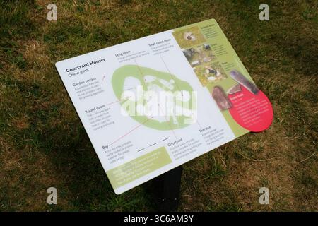 Tavole di interpretazione presso l'insediamento romano-britannico di Chysauster situato sulle brughiere di Penwith, vicino a Penzance, Cornovaglia - John Gollop Foto Stock